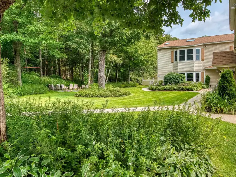 Fully Renovated Inn with 13 Guest Rooms on 5.52 Acres in White Mountains, Nh