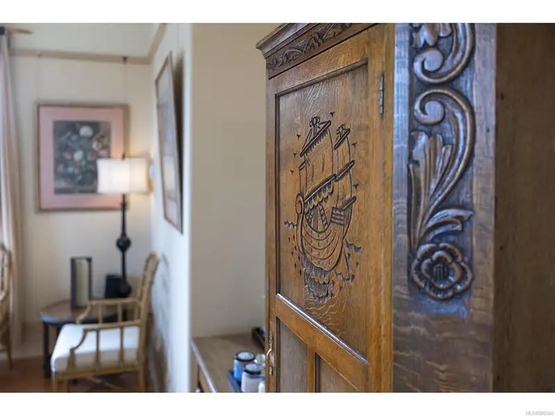 Turnkey Victorian Guest House in Songhees - 5 Suites, Steps from Seawall
