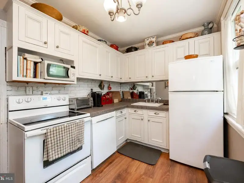 Mixed-use Property in Wayne, Pa: Salon with 1-bedroom Apartment Above