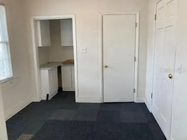 Mixed-use Property in Hyde Park with Office and Residential Units, Walkable Neighborhood