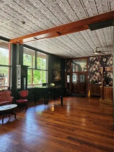 Commercially Zoned 15-suite Overnight Rental Property in Eureka Springs