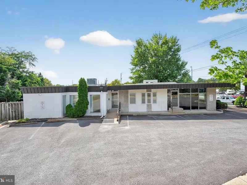 Versatile Commercial Property in Northwood Park, Ideal for Offices, Retail, or Light Industrial