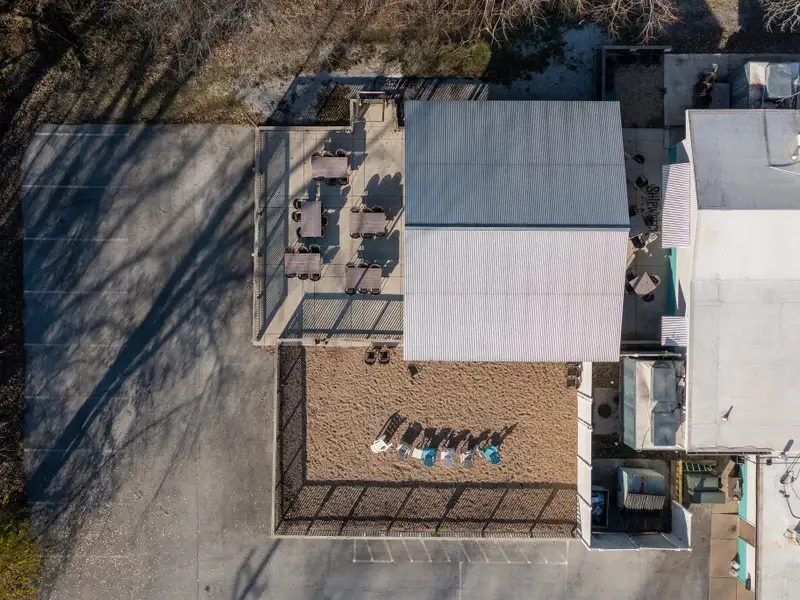 Renovated Commercial Building with Land for Sale in Central Location, Ideal for Restaurant