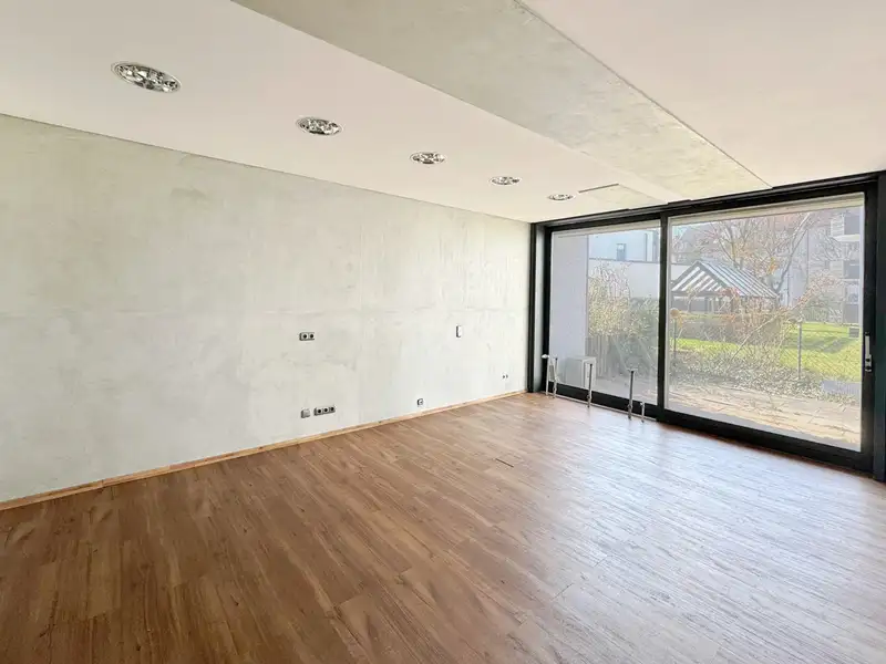 Versatile 350 M² Commercial Unit in Central Landshut with Parking and Garden