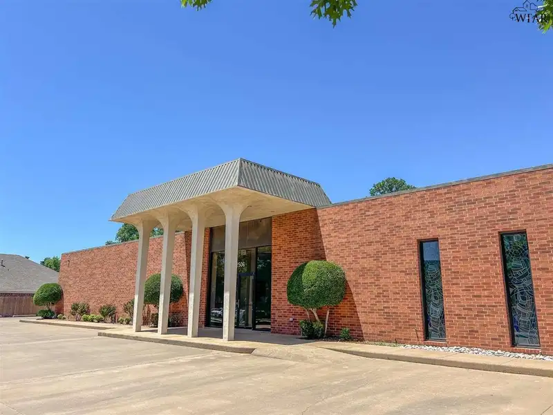 Commercial Lease Opportunity in Prime Location for Medical Professionals