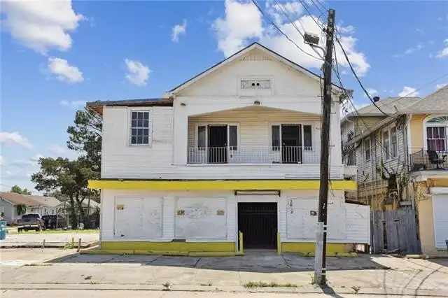 Versatile Commercial Property Near Downtown – 7,000 Sq Ft with Multiple Utilities and Parking