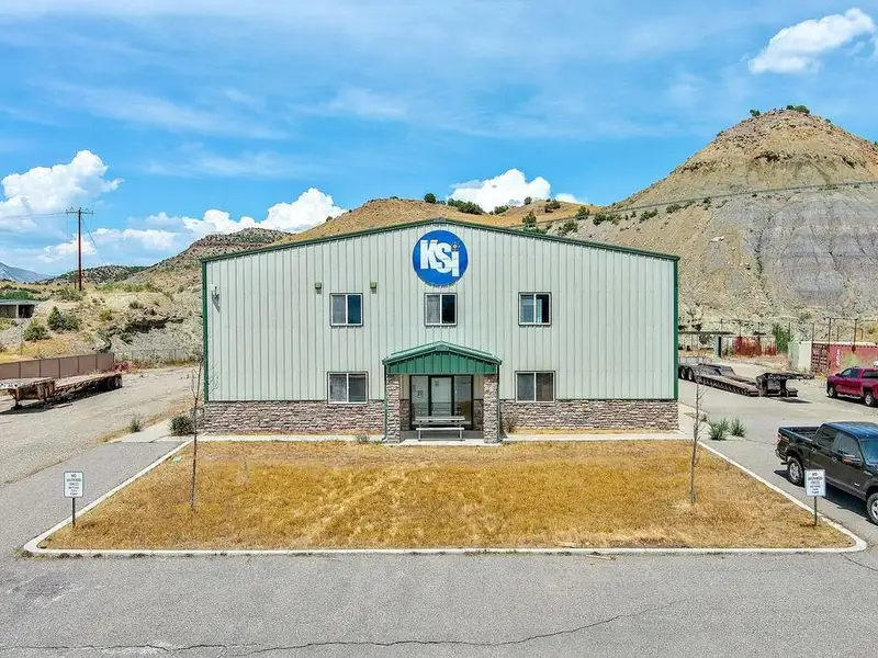 Well-maintained Commercial Property with Global Tenant and 6.8% Cap Rate on 5.71 Acres