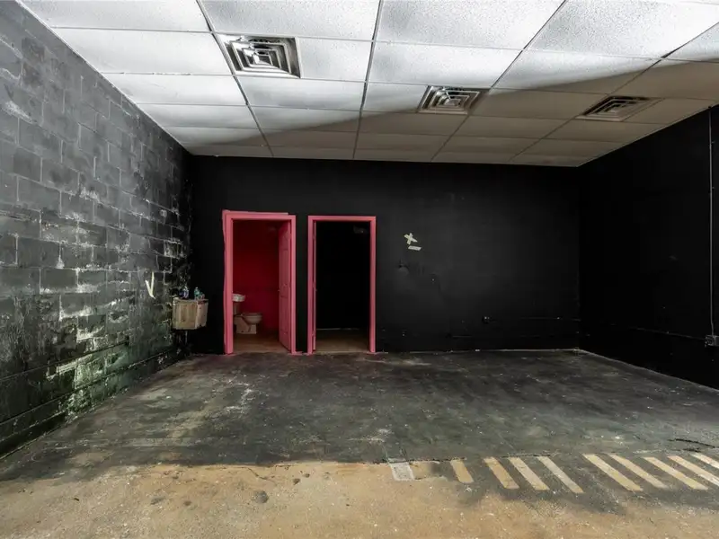 Versatile Commercial Building for Retail or Service Use in High-traffic Location