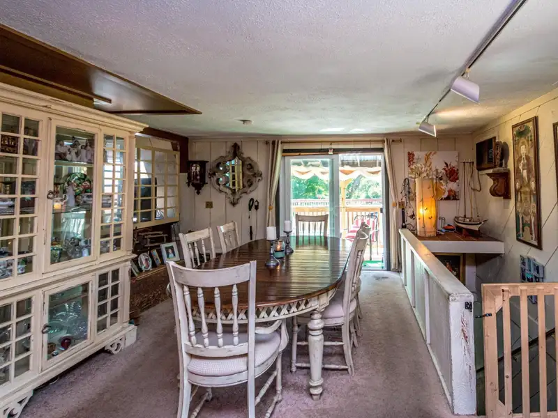 Irish Pub and Restaurant with Mountain Views on 1.64 Acres in North Conway