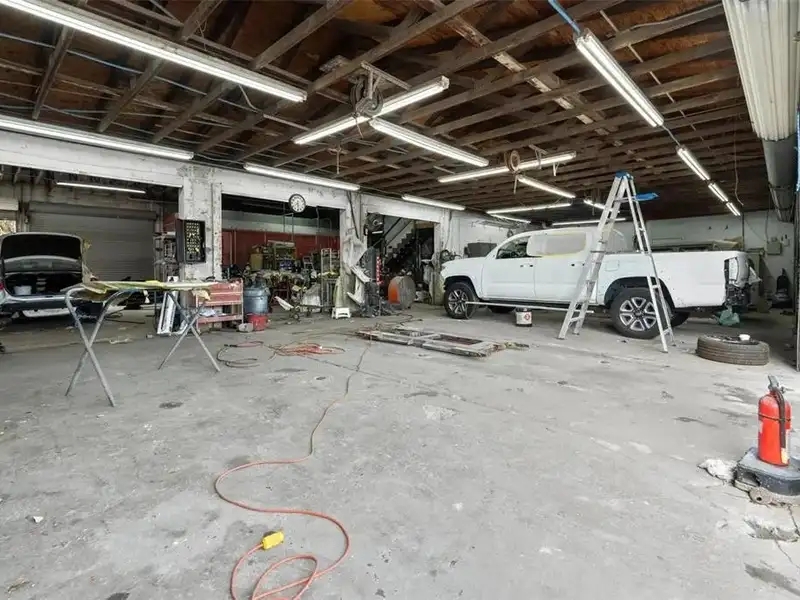 Warehouse for Sale in Pinellas Park, Fl - 8,648 Sq Ft with 26 Roll-up Doors