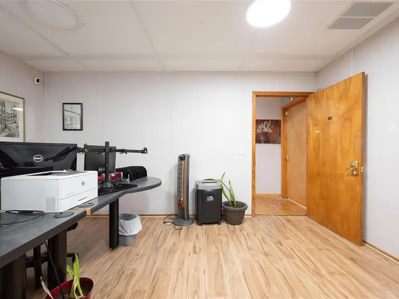 Professional Office Space for Lease in High-traffic Orlando Corridor with Ample Parking