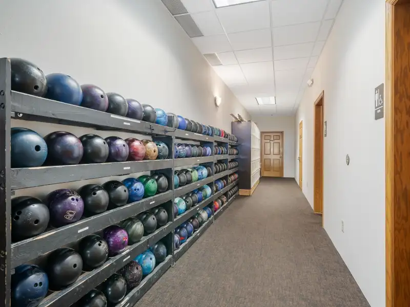 Mixed-use Commercial Property with Bowling Alley, Bar, Restaurant, and Apartments in Poy Sippi
