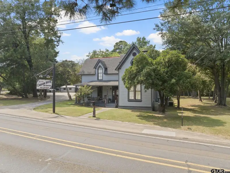 Historic Downtown Pittsburg Bed and Breakfast with 6 Ensuites and Unique Train Car Suite