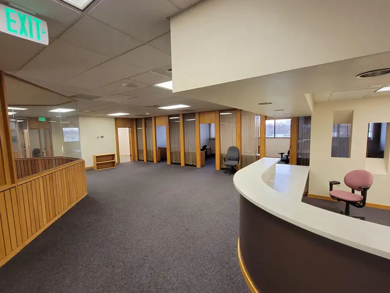 Large Office Building with Panoramic Views in Prime Downtown Location, 40,000 Sqft