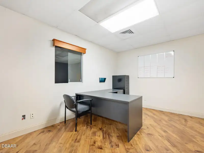 Flexible Commercial Lease: 19,000 Sq Ft Available in Prime Location