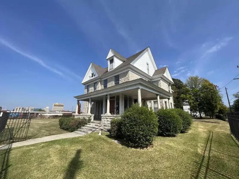 Office Building with Development Potential in Medical Center/midtown Area on 0.71 Acres