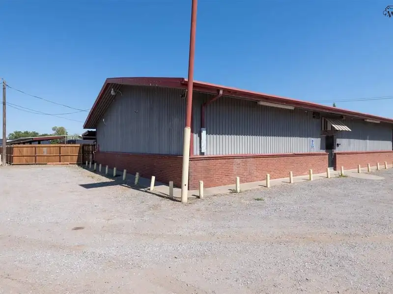 Prime Restaurant/bar on 1.24 Acres with Ample Parking and Outdoor Dining