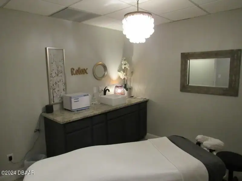 Renovated Medical Suite in Prime Ormond Beach Location with Multiple Treatment Rooms