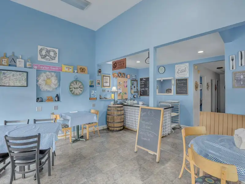 Mixed-use Investment Property with Cafe and Apartments in Bellevue