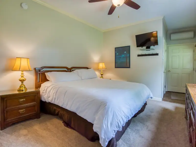 Fully Renovated Inn with 13 Guest Rooms on 5.52 Acres in White Mountains, Nh