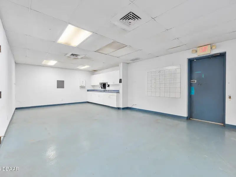 Flexible Commercial Lease: 19,000 Sq Ft Available in Prime Location