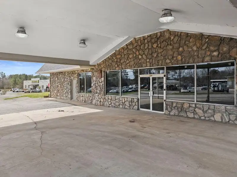 Versatile 8,370 Sqft Property with Storage and Kitchen Near Interstate