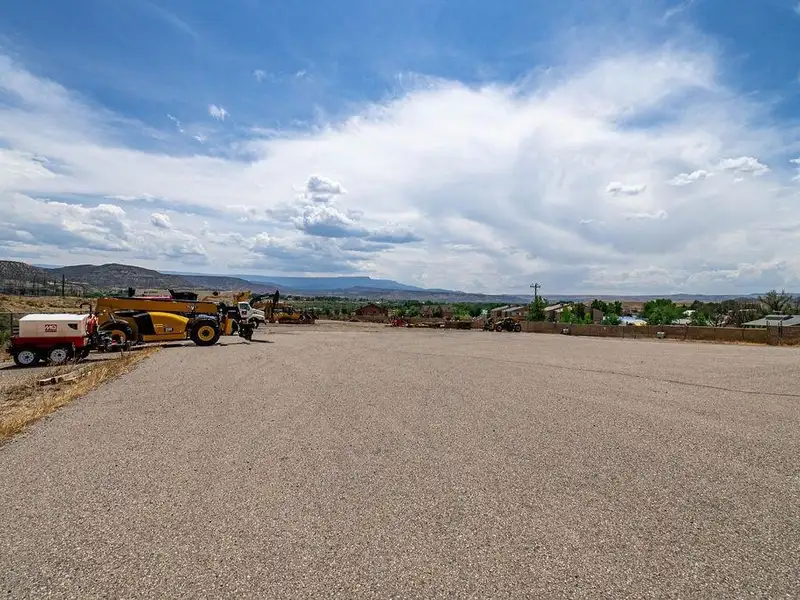 Well-maintained Commercial Property with Global Tenant and 6.8% Cap Rate on 5.71 Acres