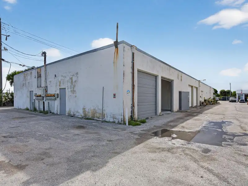 Versatile 2,700 Sf Flex/industrial Condo Units in Jupiter's Industrial Corridor