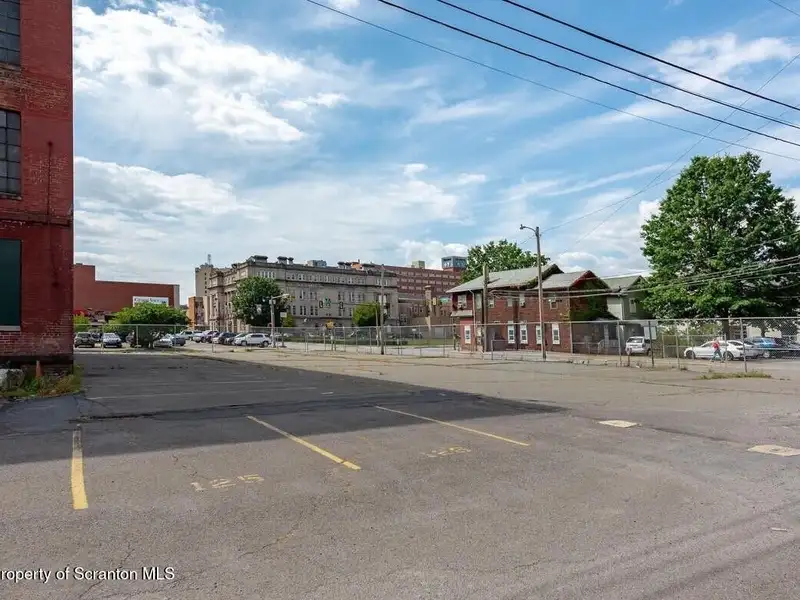 Four-story Commercial Property with Elevator Access and Basement in Prime Location