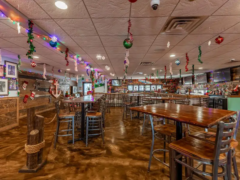 Renovated Commercial Building with Land for Sale in Central Location, Ideal for Restaurant