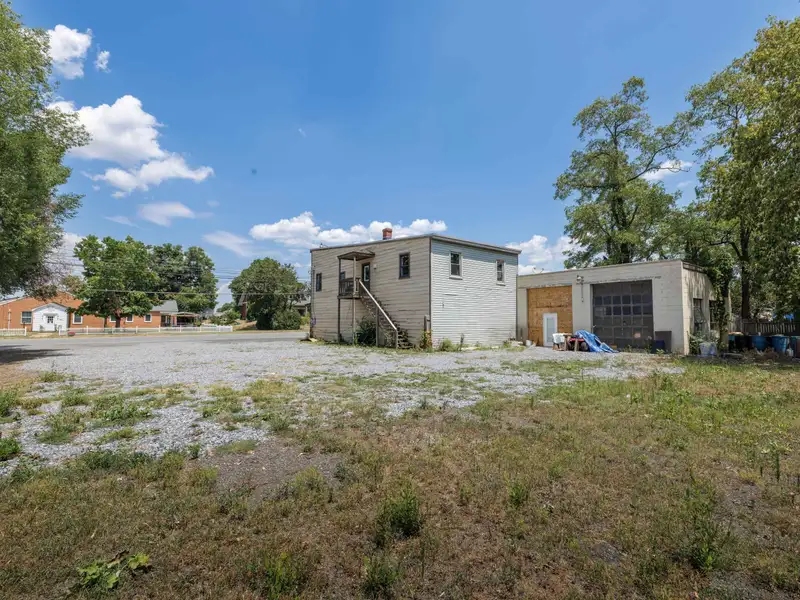 Mixed-use Property in Elkton: Antique Store with 3-bedroom Apartment and Ample Parking