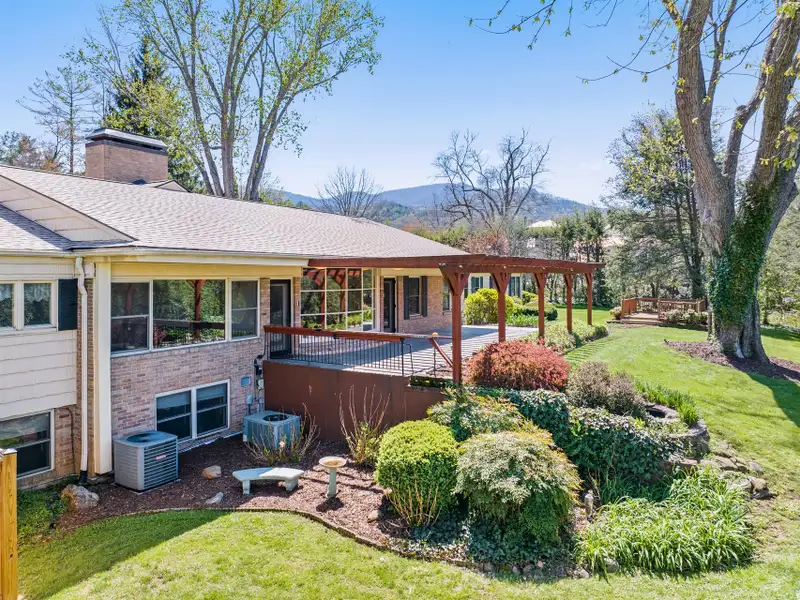 Ranch-style Estate Near Waynesville Inn, 5br/6.5ba, Ideal for Boutique Hospitality or Residence
