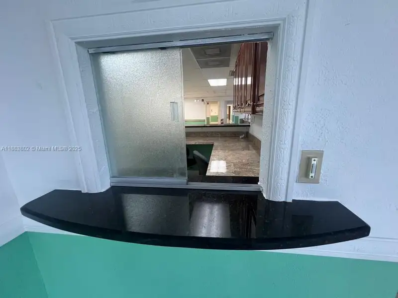 Spacious Corner Medical Office Unit in Central Hialeah – 2,552 Sq Ft