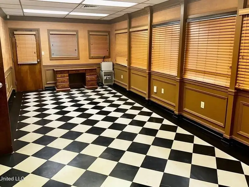 Office Building for Sale or Lease Near Port - 4100 Sq Ft with Conference Room and Parking