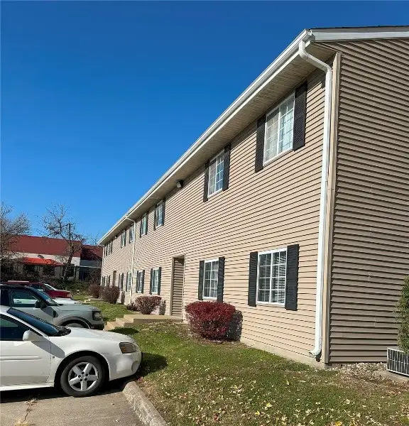 Four Office Buildings on 3.8 Acres in Lindale Area with Upgrade Potential