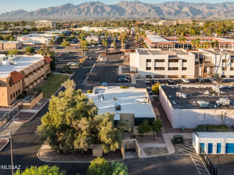 2,975 Sqft Office Space for Sale in Prime Broadway and Wilmot Location with Parking Lot