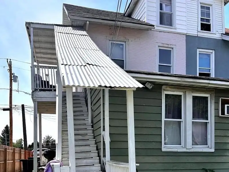 Mixed-use Building in Yeadon: Restaurant and 3-bedroom Apartment with Long-term Tenants
