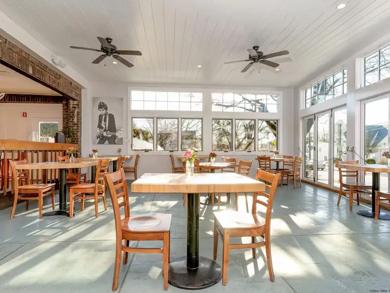 Renovated Pub and Hotel in Prime Woodstock Location with Restaurant and Apartments