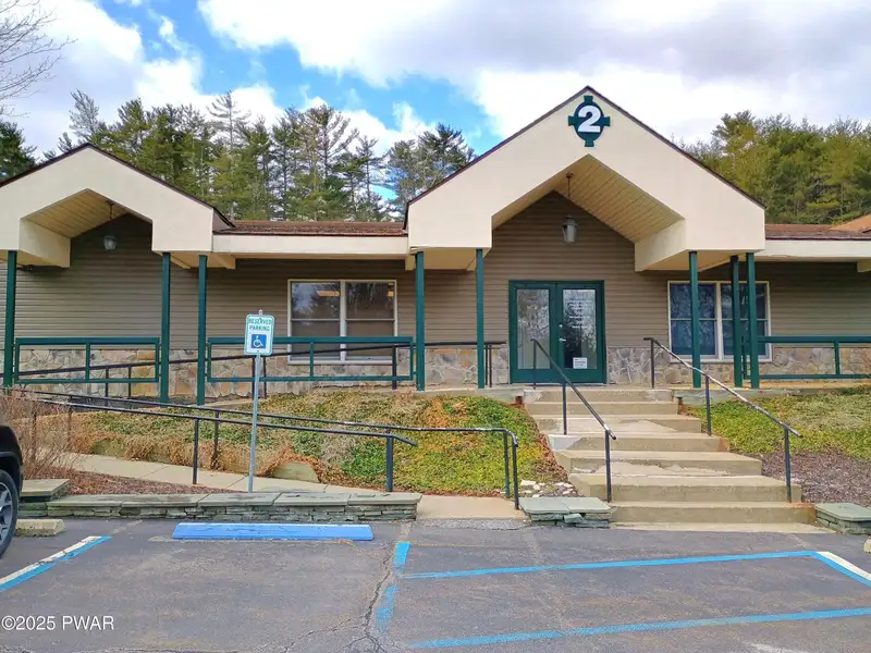 Prime 3,060 Sq Ft Office Space in Central Location Near I-84