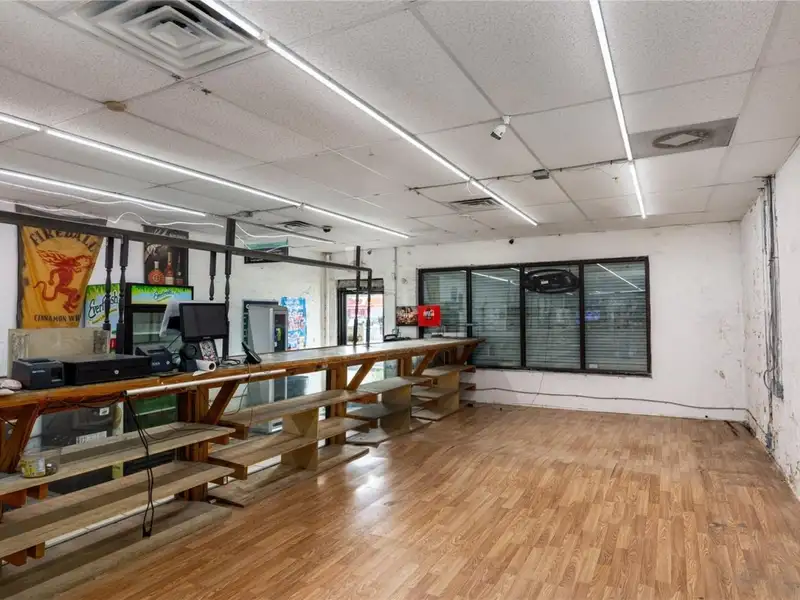 Versatile Commercial Building for Retail or Service Use in High-traffic Location