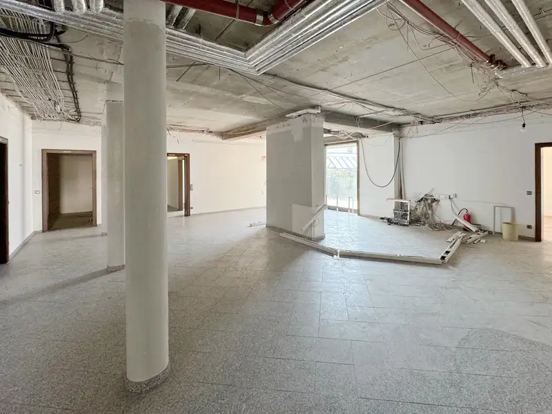 Versatile 350 M² Commercial Unit in Central Landshut with Parking and Garden