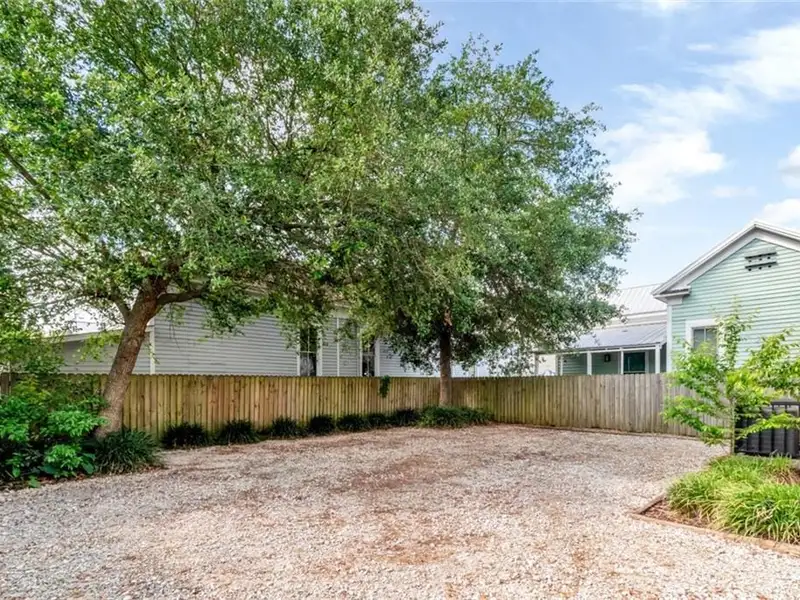 Mixed-use Property in Downtown Mobile with High Ceilings and Fenced Yard