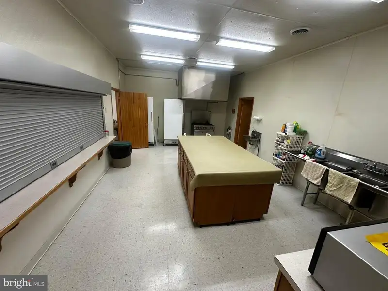 Versatile 3,200 Sq Ft Brick Building in High-traffic Location with Ample Parking