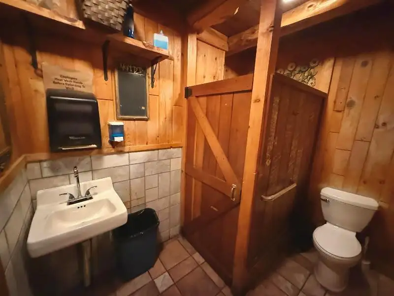 Turnkey Lodge-style Investment Opportunity in Berlin with Unique Interior and Bar