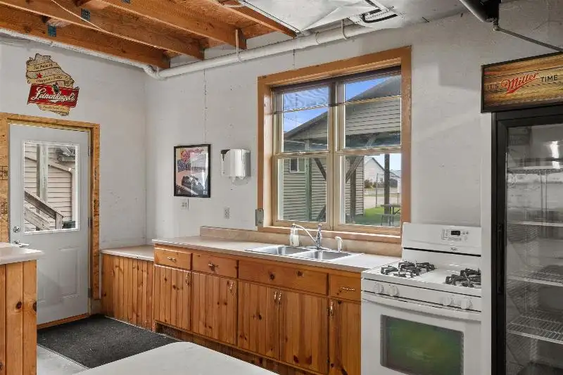Established Bar and Restaurant with Living Quarters in Stevens Point Area