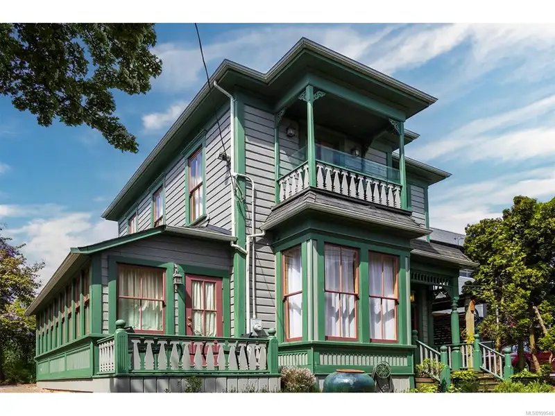 Turnkey Victorian Guest House in Songhees - 5 Suites, Steps from Seawall