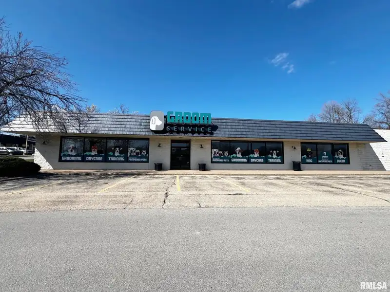 Standalone Commercial Building in Peoria's Metro Centre - High Traffic and Visibility