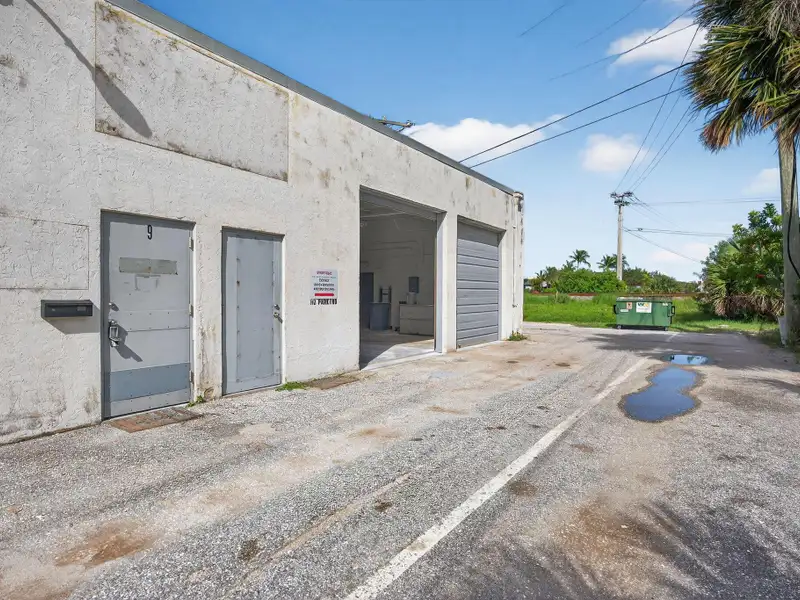Versatile 2,700 Sf Flex/industrial Condo Units in Jupiter's Industrial Corridor