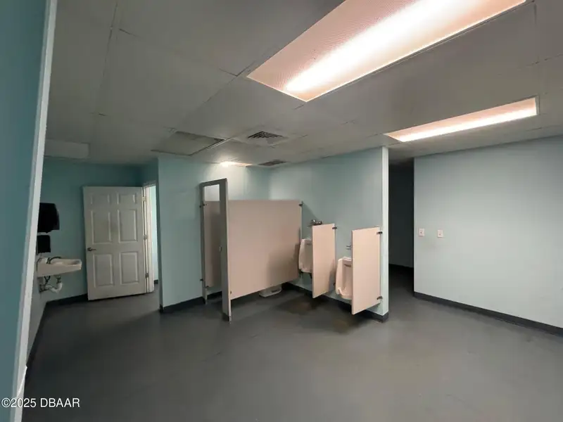 Flexible Commercial Lease: 19,000 Sq Ft Available in Prime Location
