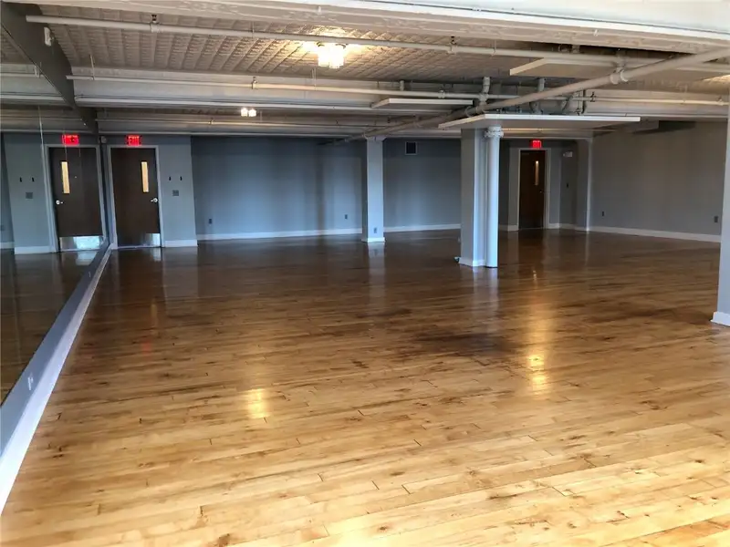 Spacious Open Studio in Historic Smulekoff’s Building - Ideal for Mindful Practices